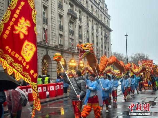 展示多元文化 2025英國倫敦新年巡游舉行