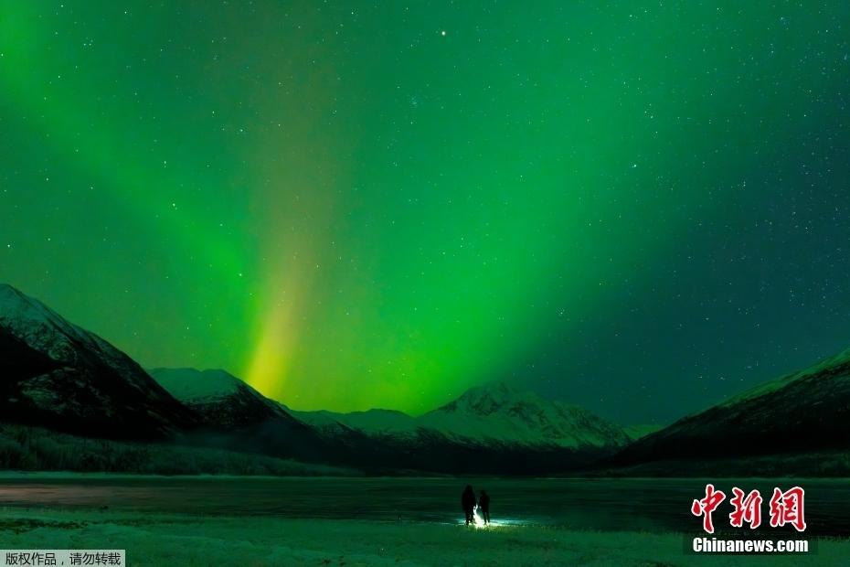 美國阿拉斯加州夜空現(xiàn)北極光 與繁星交相輝映夢幻絢麗