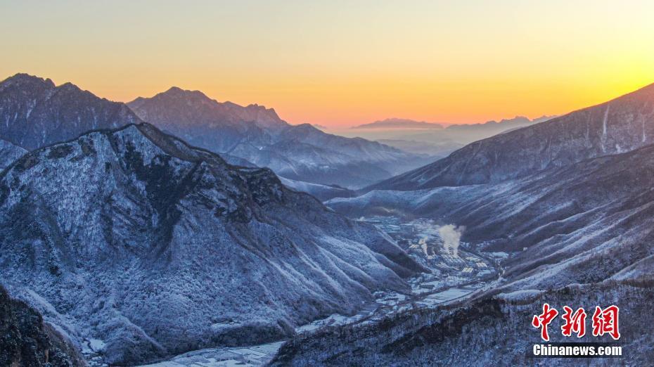 湖北神農(nóng)架：半山白雪半山金輝