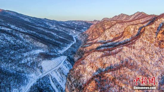 湖北神農架：半山白雪半山金輝