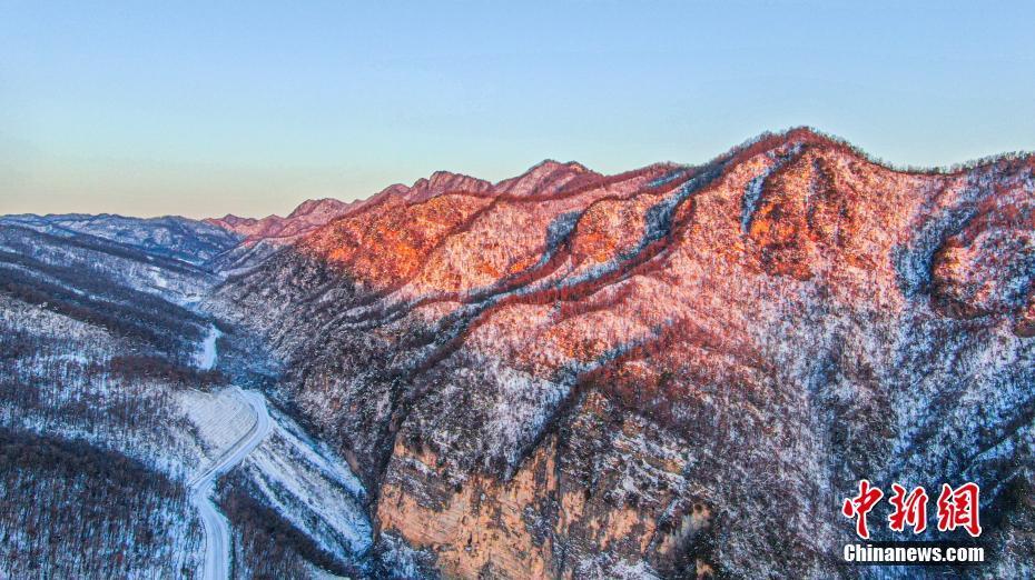 湖北神農(nóng)架：半山白雪半山金輝