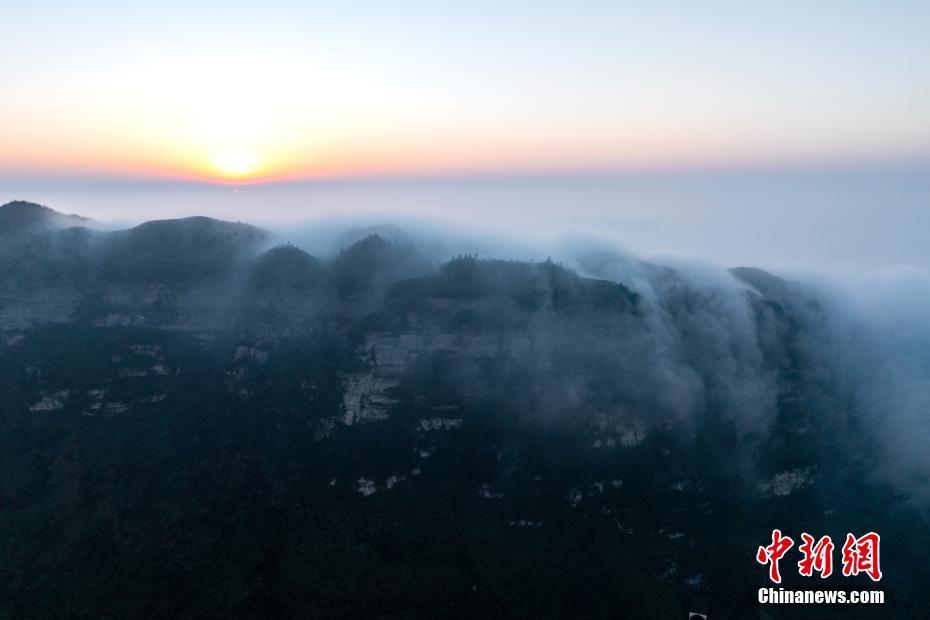 重慶南川出現(xiàn)云瀑景觀