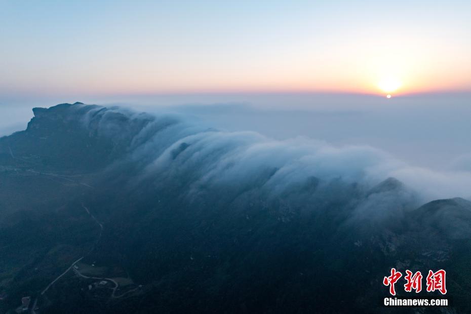 重慶南川出現(xiàn)云瀑景觀