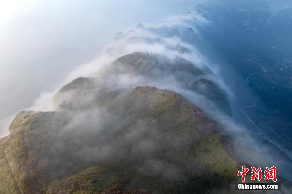 重慶南川出現(xiàn)云瀑景觀