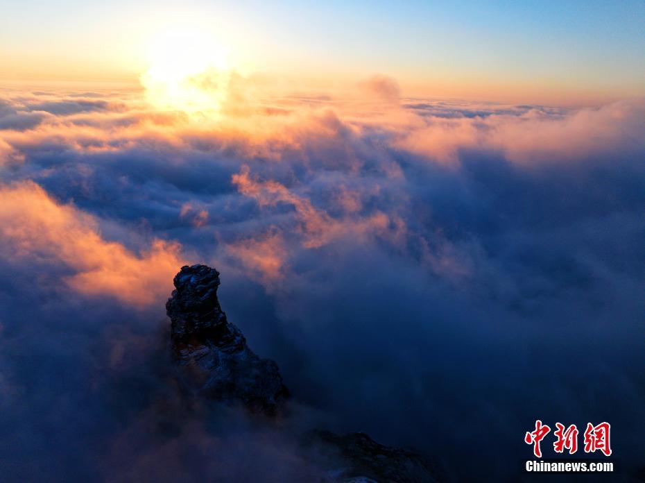 初雪落日中的梵凈山 宛如人間仙境