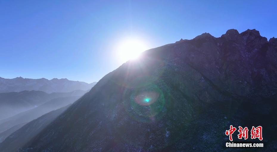 甘肅太子山冬日暖陽(yáng)映照 溪泉叮咚冰凌剔透