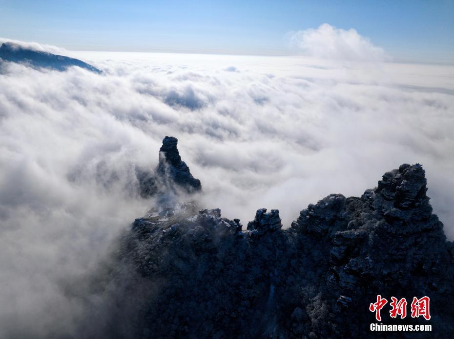 初雪落日中的梵凈山 宛如人間仙境