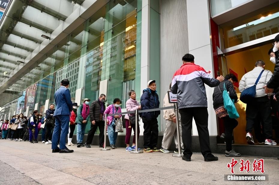 香港民眾換新鈔票迎農(nóng)歷新年