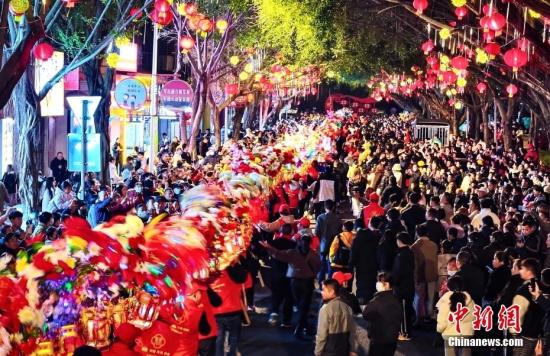 （新春見聞）福建上杭：南陽(yáng)花燈巡游熱鬧非凡