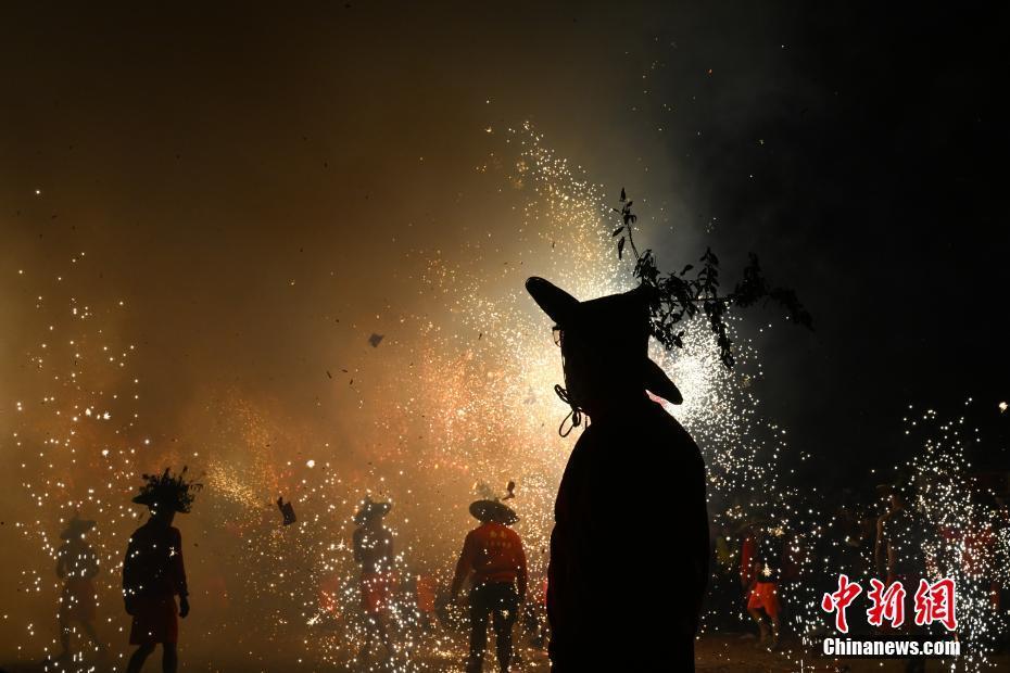 廣東揭陽(yáng)喬林煙花火龍賀歲迎春