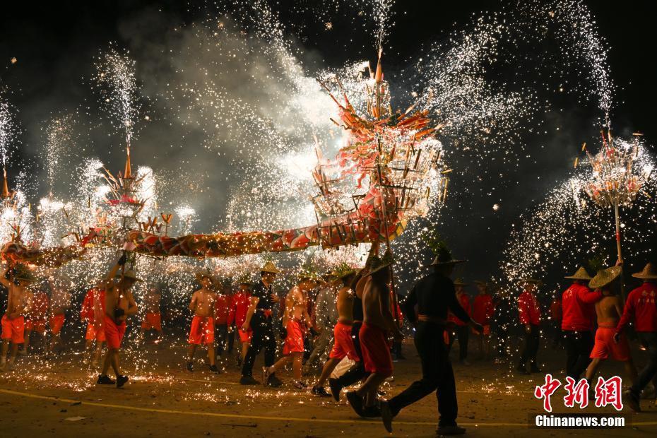 廣東揭陽喬林煙花火龍賀歲迎春