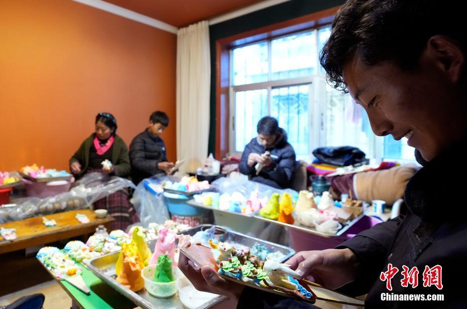 西藏拉薩：藏歷新年年味濃 年貨市場酥油花“綻放”