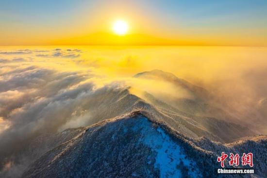 雪后太子尖流云飛瀑似仙境 云海與朝陽(yáng)交相輝映