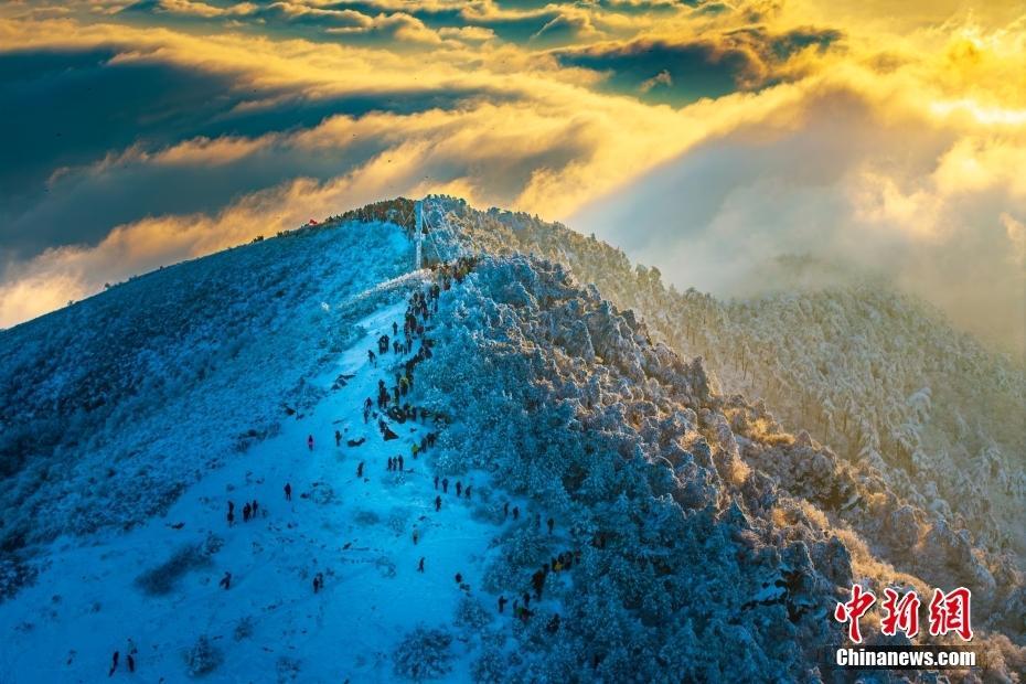 雪后太子尖流云飛瀑似仙境 云海與朝陽交相輝映