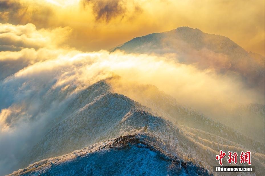 雪后太子尖流云飛瀑似仙境 云海與朝陽(yáng)交相輝映