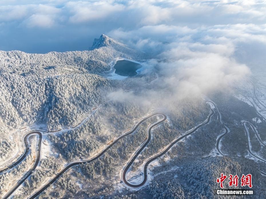 雪后太子尖流云飛瀑似仙境 云海與朝陽(yáng)交相輝映