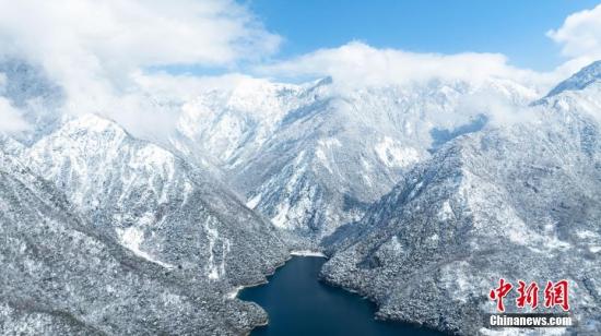 天池國(guó)家森林公園被白雪覆蓋 湖面如鏡倒映初晴藍(lán)天