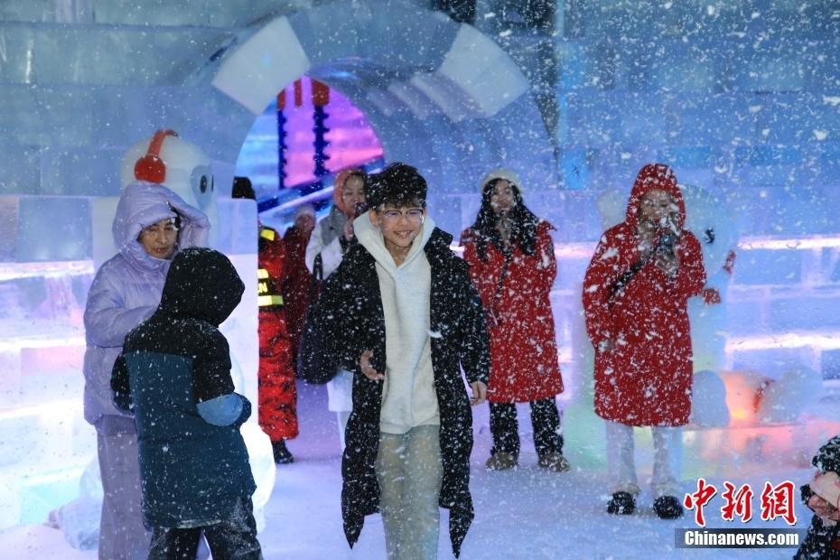 世界最大室內(nèi)冰雪主題樂園開館迎客