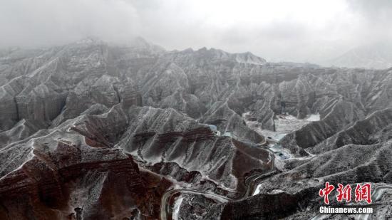 黃河上游春雪覆山巒 云山霧繞似水墨圖畫