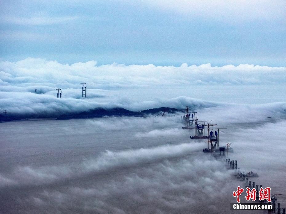 浙江舟山：東海之上霧氣翻涌 六橫大橋如巨龍初現(xiàn)雄姿
