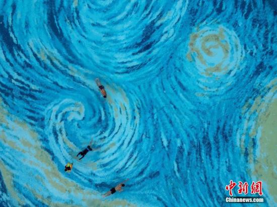 成都一游泳池化身梦幻“星空画”