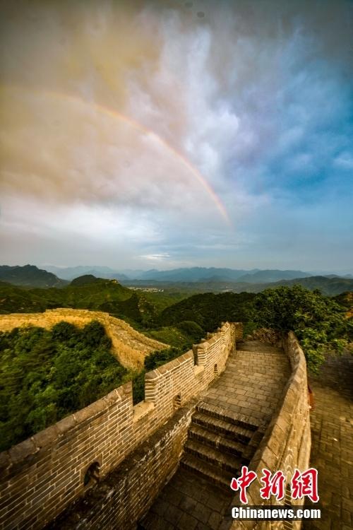 河北金山嶺長城上空出現(xiàn)絢麗彩虹