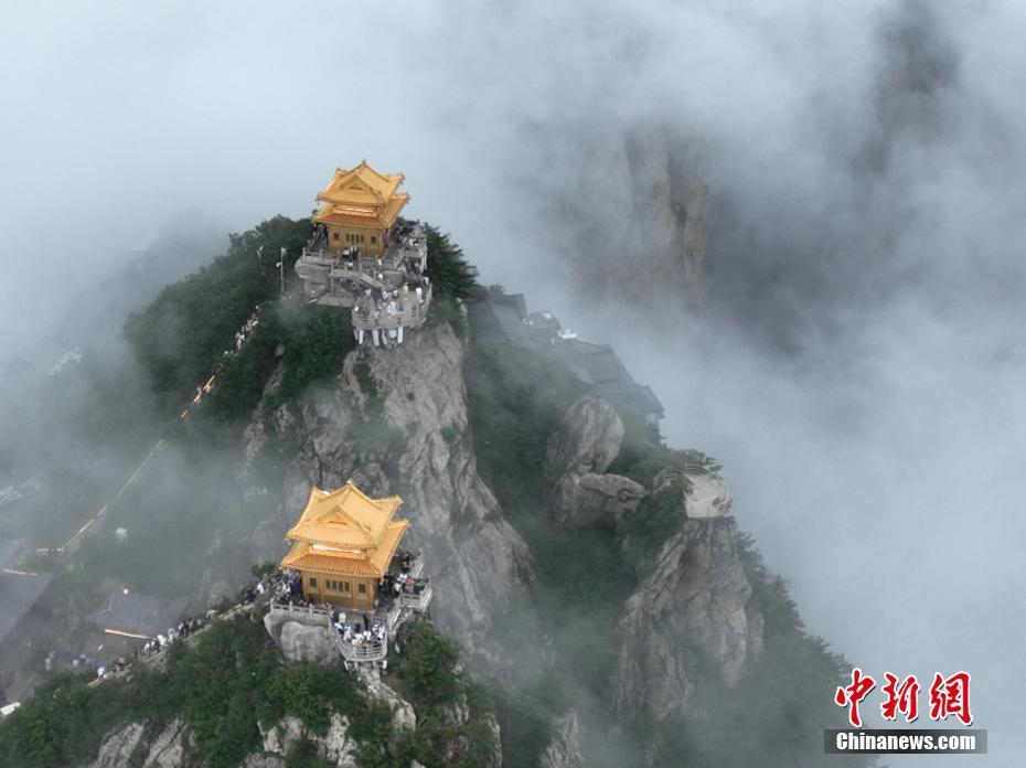 河南洛陽(yáng)老君山現(xiàn)雨后云海景觀