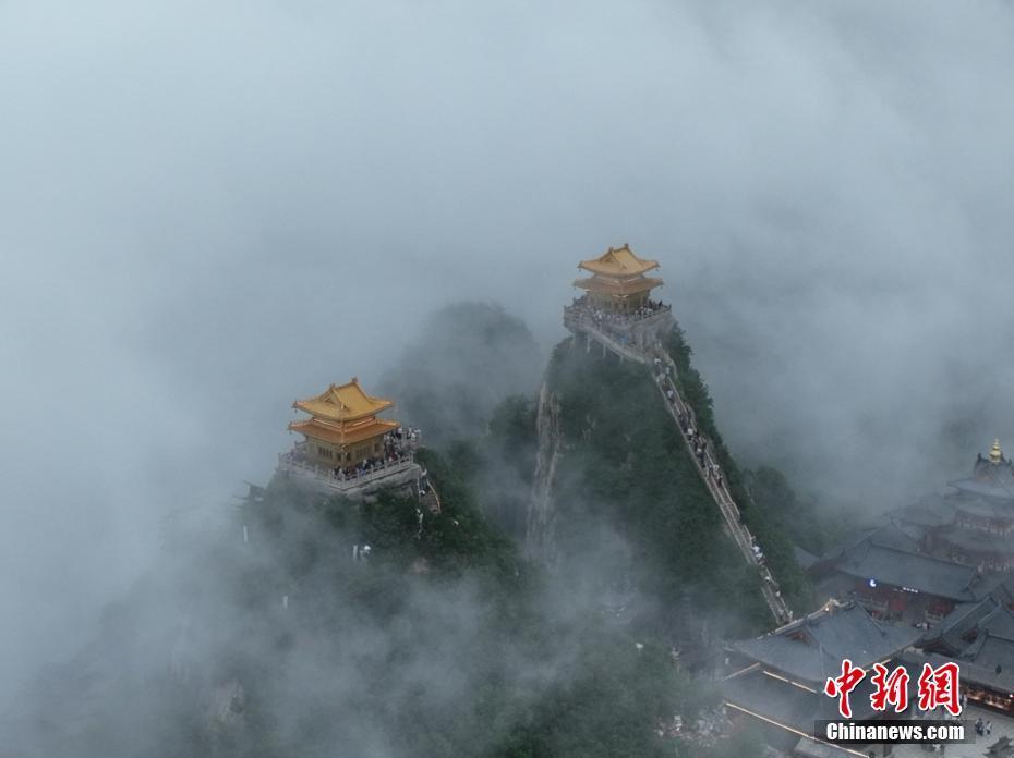 河南洛陽老君山現(xiàn)雨后云海景觀