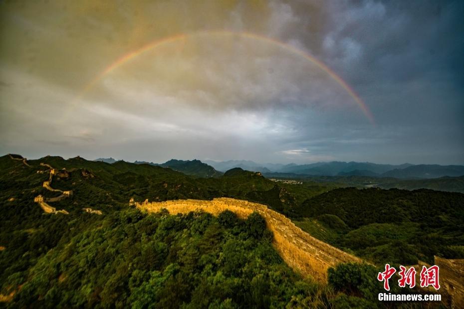 河北金山嶺長城上空出現(xiàn)絢麗彩虹