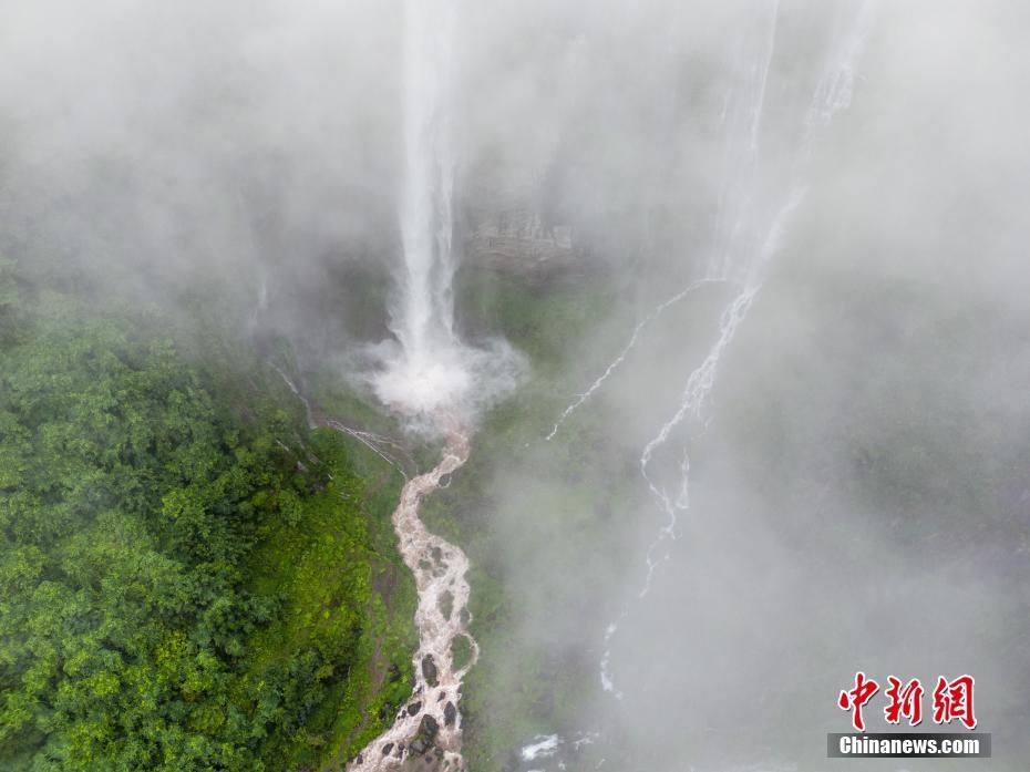 航拍貴州納雍吊水巖瀑布 猶如一幅山水畫卷
