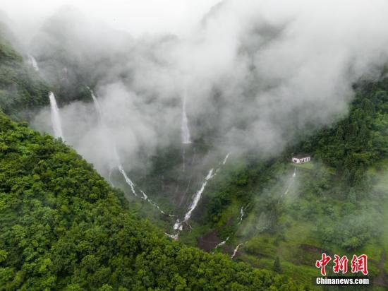 航拍貴州納雍吊水巖瀑布 猶如一幅山水畫卷