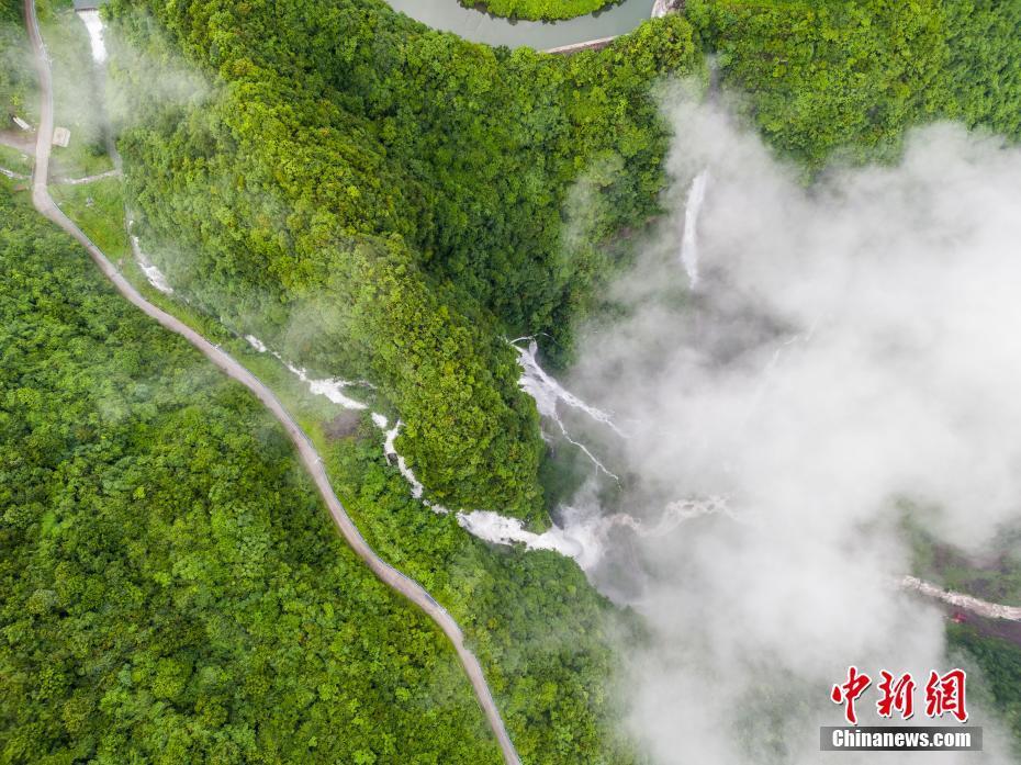 航拍貴州納雍吊水巖瀑布 猶如一幅山水畫卷
