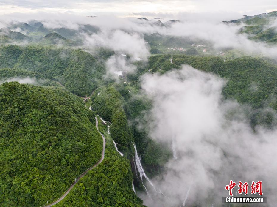 航拍貴州納雍吊水巖瀑布 猶如一幅山水畫卷