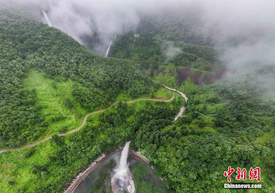 航拍貴州納雍吊水巖瀑布 猶如一幅山水畫卷