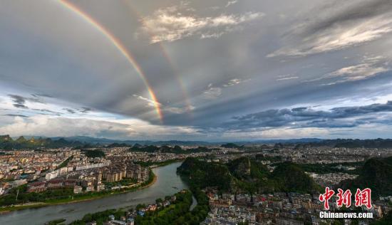 广西桂林出现雨后双彩虹景观