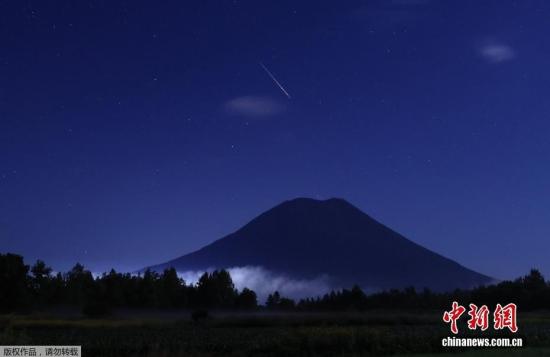 英仙座流星雨划过日本北海道夜空