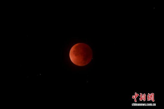 江西南昌：月全食天象亮相夜空