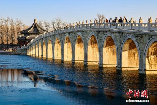 北京颐和园呈现“金光穿洞”景观