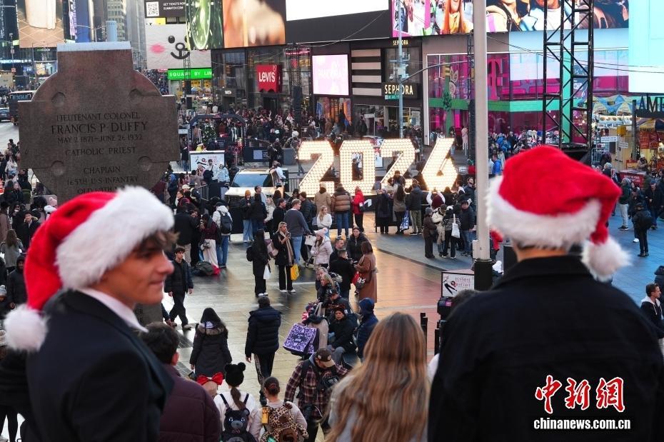巨型數(shù)字燈“2026”亮相紐約時(shí)報(bào)廣場(chǎng)