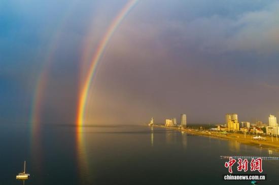 山东烟台：雨后现海上双彩虹 画面唯美
