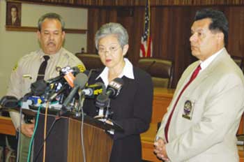 校方及洛县警局联合举行了记者会,左为洛县警官伯尔 ...