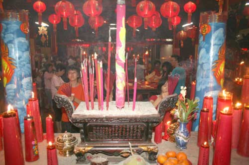庙宇祈求平安 印尼各地华裔族群庆农历新年(图