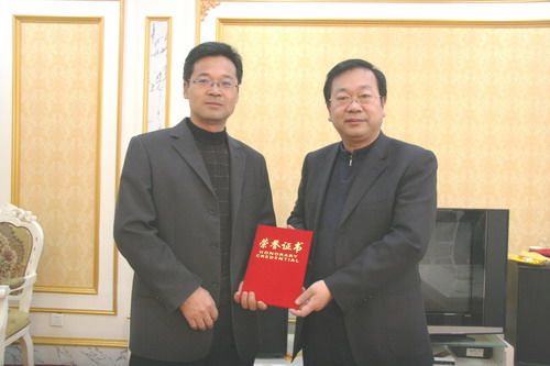 山东省侨办副主任吕善勇(右)为薛玉老师颁发荣誉证书