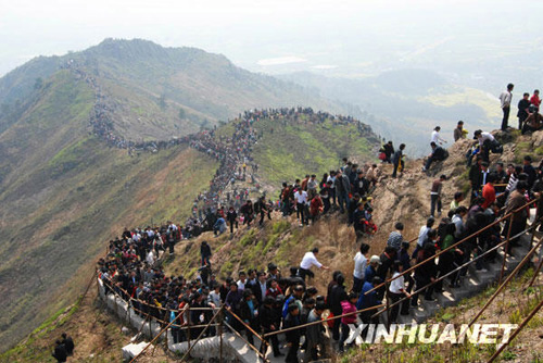 江苏镇江20万人登圌山