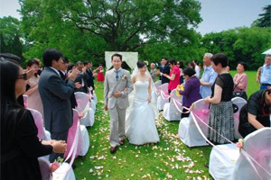 新加坡华人移民异国结婚:老家新家喜事简繁不