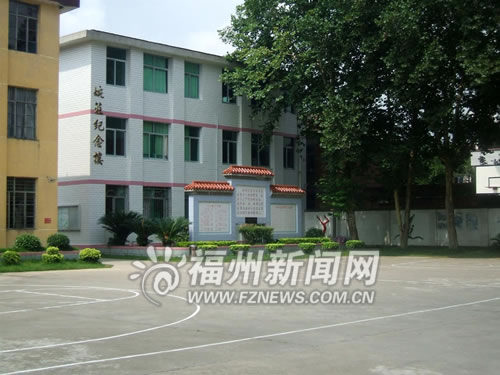 布贴画学校-第二实验小学的校园内.-福建省闽清县为新加坡华侨刘婉庄建铜像和