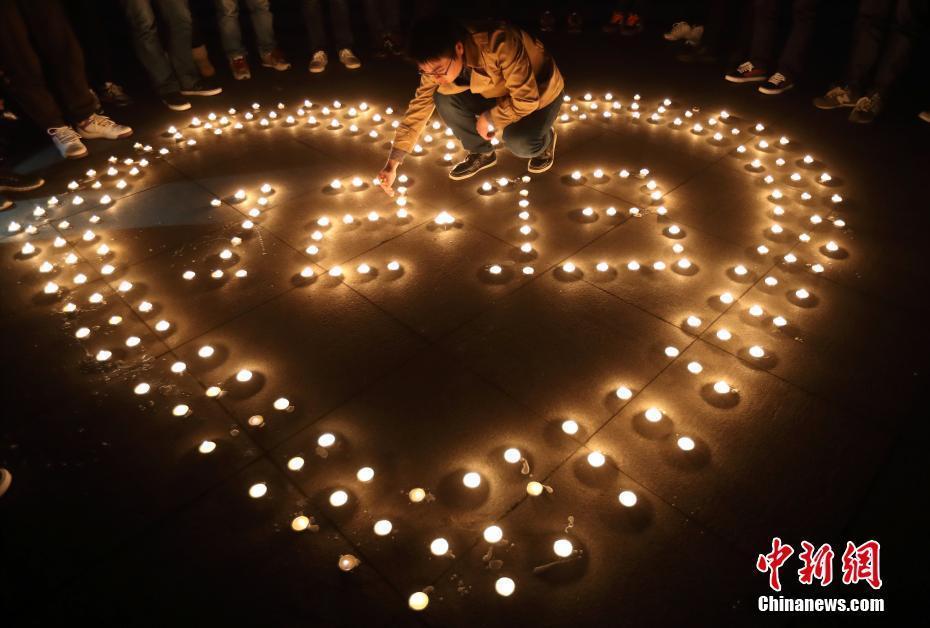 南京大學生燭光祭奠遇難同胞寄哀思