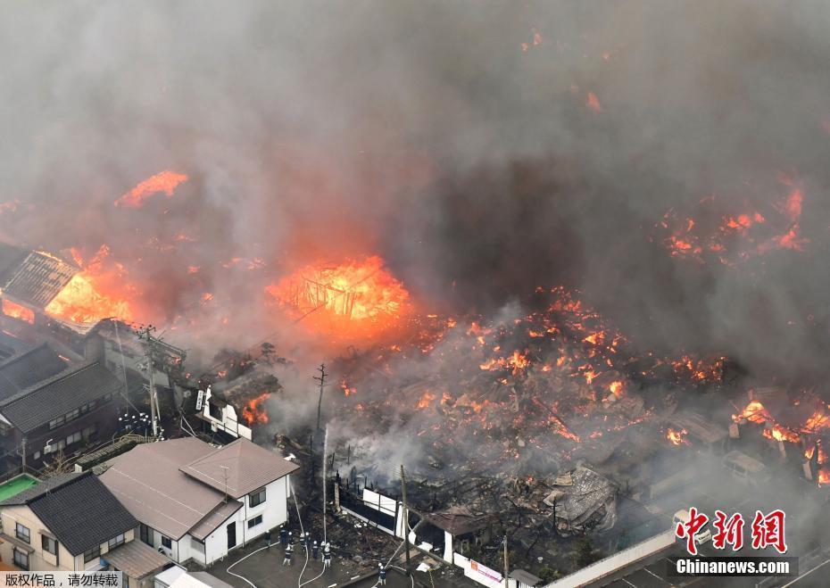 日本新潟縣發生火災 百餘棟房子被燒