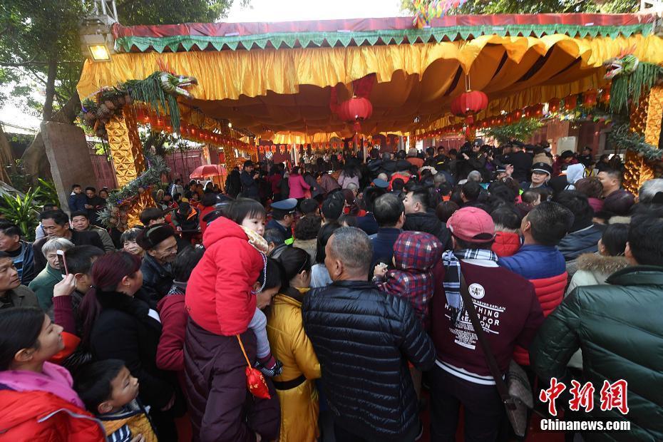 福建泉州民众乞龟闹元宵