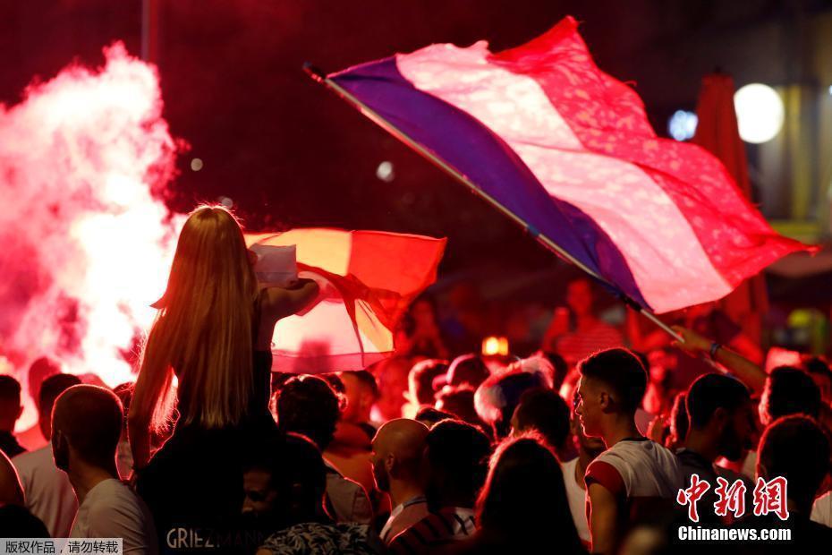 球迷巴黎街头狂欢引骚乱(法国“欧冠之夜”发生罕见骚乱：警方动用催泪瓦斯
